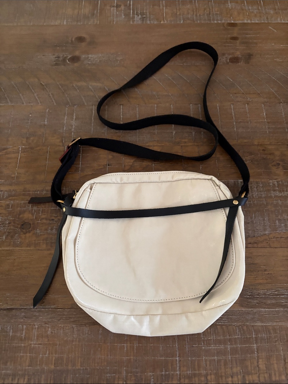 Jack Gomme NWOT Crossbody Bag with Contrasting Black Strap and linen lining.